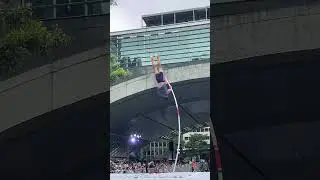Э. Джей Обиена разминается перед вызовом World Pole Vault Challenge