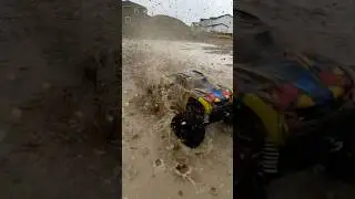Driving RC cars in the water is so much fun 🤘🏻 #rc #rchobbies #traxxas #traxxashoss #mud #offroad
