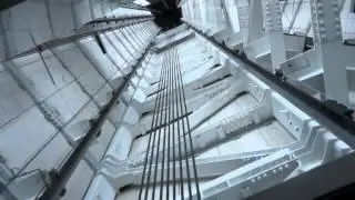 東京スカイツリー展望回廊へのガラス天井のエレベータ