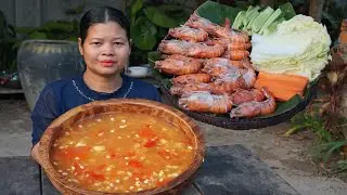 Cooking big river prawns and chili sauce delicious food