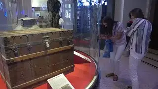 Magical exhibit in New York features items used by Houdini, Copperfield