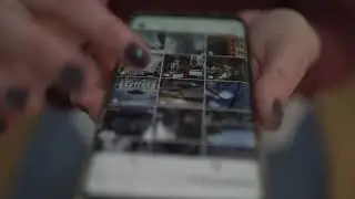Scrolling en tel&eacute;fono smartphone, mirando la pantalla de un celular