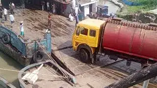দৌলদিয়া ফেরিঘাট। 