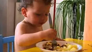 Dominiček 15 měsíců jak papá sám :)
