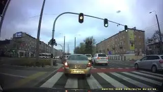 Lewoskręt z Morskiej na Mireckiego Gdynia   3 auta, gdy stoi ich 20