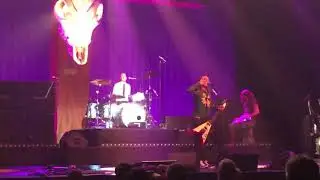 “Forhelvede Laust, slå nu de trommer ihjel” (D-A-D koncert)