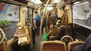 Coronavirus: l'affluence reprend dans le m&eacute;tro parisien, malgr&eacute; le confinement | AFP