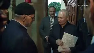 Владимир Путин в Дербенте посетил Джума-мечеть.