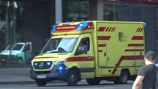 Rettungswagen auf Alarmfahrt &uuml;ber den Albertplatz im Juli