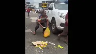 🤣🤣The excess love for freebies cost him everything. #funny #comedy #hilariously