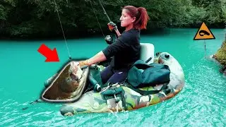 Elle P&Ecirc;CHE le MONSTRE qui m'a MORDU a la JAMBE !