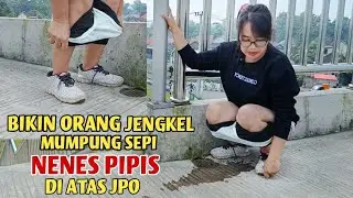 Mumpung sepi Nenes pipis di atas JPO 