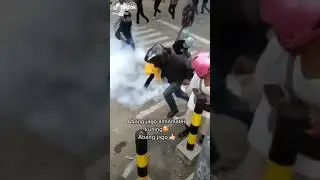 Mahasiswa lempar balik gas air mata