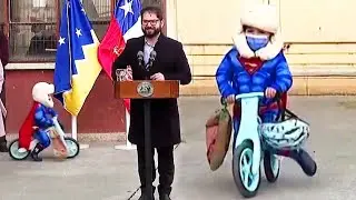 Kid &lsquo;Superman&rsquo; Bikes Around President During Speech in Chile