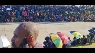 LAE RESIDENTS BRAVING THE AFTERNOON HOT & SUN TO PAY RESPECT TO THEIR LEADER#kalangnewssports 