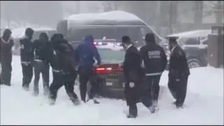 Kiryas Yoel Hatzolah & Chaveirim Push Stuck NY State Trooper Out Of Snow