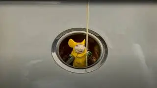 Mummy की Ring के लिए Stuart Little उतरा नाली में 🐭💍 | Stuart Little 2 Scene
