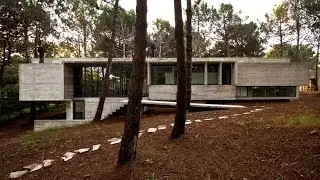 Unique Contemporary House with Exposed Concrete and Glazed Wall