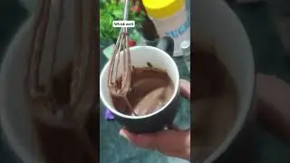Шоколадный кекс в кружке, приготовленный в микроволновке за 2 минуты #шорты #кексвкружке