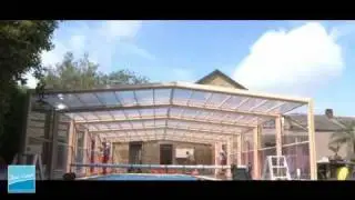 Montage d'un abri piscine haut couleur cr&egrave;me - Pool Cover