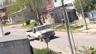 el vendedor con megafono en camioneta