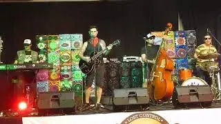 Los Coyotes invitandome a hacer Great Balls Of Fire en la Kustom Art