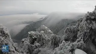 Spectacular! Cloud flows down China's Mount Lu like a waterfall