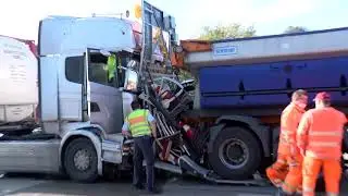 Hockenheim: Sattelzug fährt auf der A6 auf Sicherungsfahrzeug der Autobahnmeisterei