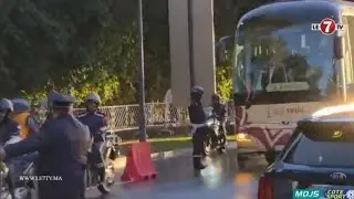 وسط حراسة أمنية مشددة ... لحظة وصول حافلة المنتخب السينغالي الى ملعب مولاي عبد الله