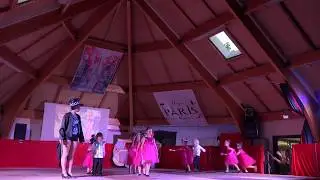 Enfants dansant en vacances en France / Малыши танцуют на празднике во Франции