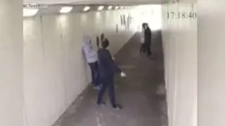 Boxeador noquea a dos hombres que molestan a su novia