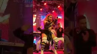 Joelma dancing Isso &Eacute; Calypso
