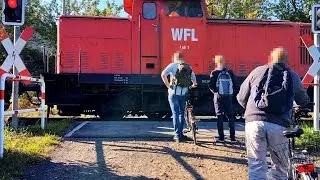 Neubrandenburg: Zugdurchfahrt, unbeschrankter Bahnübergang