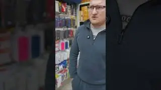 Чел похожий на Ганвеста, бродит, ходит по Перми в поисках чехла для своего Infinix