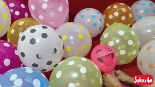 Весёлый большой воздушный шар в виде эмодзи и множество красочных шариков с точками, надувающих е...