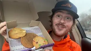 Обзор праздничного меню Insomnia Cookies 2025
