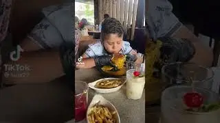 Comiendo la famosa hamburguesa quesosa Carajillo 🧀 #Comeremos