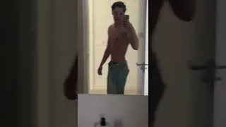 Alvarito Barras siendo peinado por Tatiana Kaer