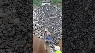 Saat anda melihat batu yang runtuh terasa seperti longsoran yang cepat 