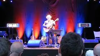 Elvis Costello - Everyday I Write The Book - Live at Kew The Music 2014