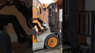 Zowell Brand Electric Counterbalance Forklift with triplex mast for container loading