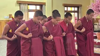 སྔར་སྲོལ་གྱི་ལམ་ལུགས་བཞིན་རྒྱུད་ལ་གསར་ཞུགས་གནང་བཞིན་པའི་བརྙན་ཐུང་།