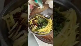 下雪了，去地里拿两颗冻白菜蘸酱吃，我妈还捞的米饭，蒸的土豆丝酱、切的酸菜芯儿，这一顿妥妥滴农村猫冬伙食！#简单的家常便饭 #我的农村生活#下雪了