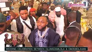 Момент прибытия Оба Давидо на свадебную церемонию своего двоюродного брата.