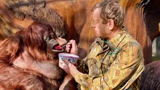 В этом видео УНИКАЛЬНО ВСЕ! Олег Зубков кормит орангутана Дану ВКУСНЕЙШИМ БОРЩОМ!))