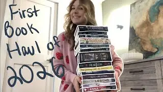 Распаковываю свою первую книжную посылку в этом году!! 📚⭐️