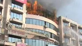 Dunya News- Fire erupts in Lahore commercial plaza