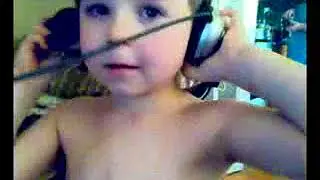МАЛЫШ СЛУШАЕТ МУЗЫКУ В НАУШНИКАХ