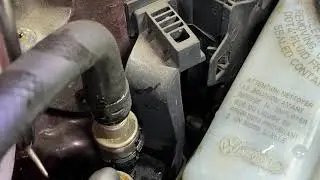 Как отсоединить разъемы топливопровода дизельного двигателя VW.