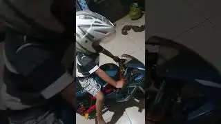 Motor mini GP, Si Dana senang baru beli motor bekas. Maunya tidur deket motornya